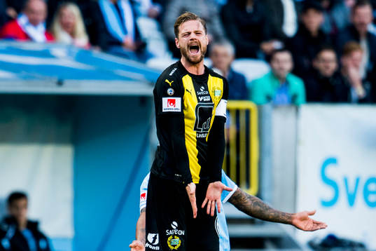 Hammarbys Arnór Smárason reagerar på ett domslut