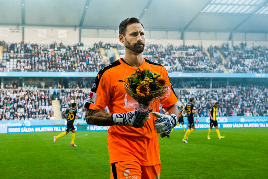 Hammarbys målvakt Johan Wiland får blommor