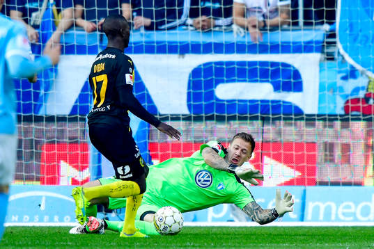 Hammarbys Pa Amat Dibba kommer fri mot Malmö FFs målvakt