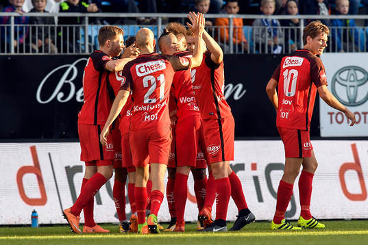 Deyver Vega of Brann celebrates with his teammates