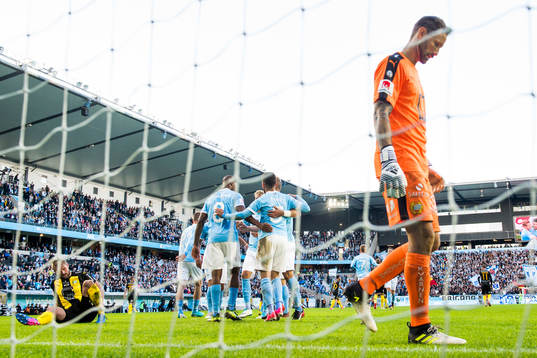 Hammarbys målvakt Johan Wiland och Mads Fenger Nielsen