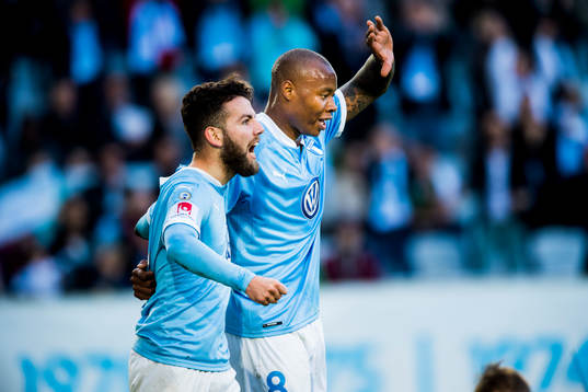 Malmö FFs Erdal Rakip jublar med Carlos Strandberg
