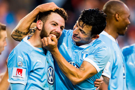 Malmö FFs Erdal Rakip kramas om av Behrang Safari
