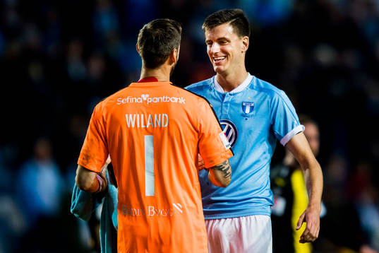 Hammarbys målvakt Johan Wiland i samtal med Alexander