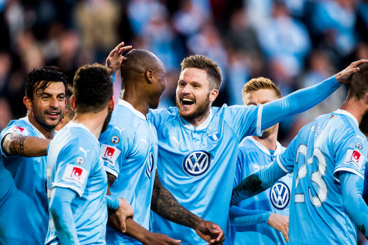 Malmö FFs Lasse Nilsen jublar med Erdal Rakip och Carlos