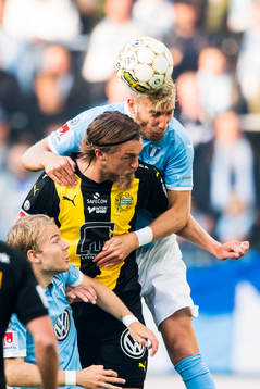 Malmö FFs Rasmus Bengtsson i kamp om bollen med Hammarbys