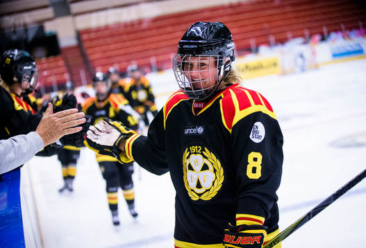 Brynäs Erica Udén Johansson jublar med lagkamrater