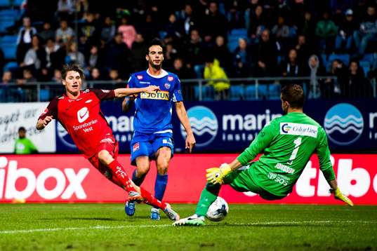 Kasper Skaanes of Brann, Enric Valles Prat and goalkeeper