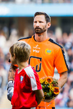 Hammarbys målvakt Johan Wiland får blommor