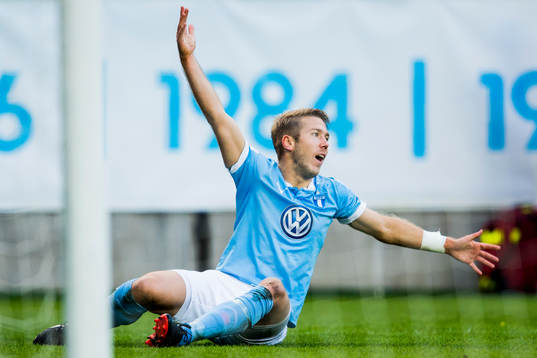 Malmö FFs Anton Tinnerholm reagerar på ett domslut