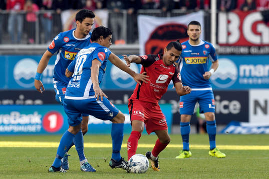 Deyver Vega of Brann and Carlos Javier Grossmüller of