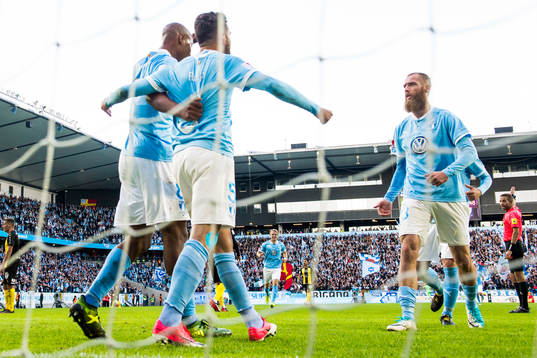 Malmö FFs Erdal Rakip och Carlos Strandberg jublar med Jo