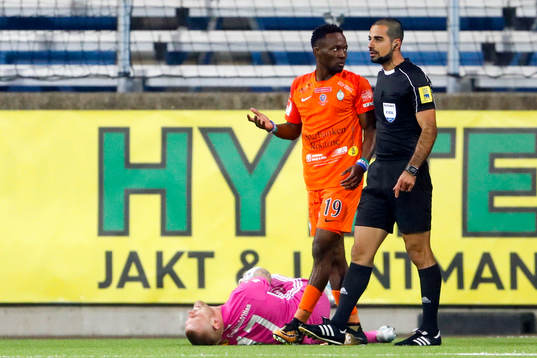 Domare Mohammed Al-Hakim pratar med AFC Eskilstunas Mohamed