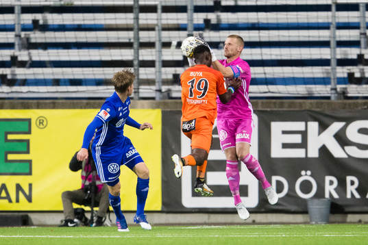 AFC Eskilstunas Mohamed Buya Turay krockar med Sundsvalls