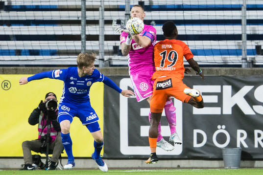 AFC Eskilstunas Mohamed Buya Turay krockar med Sundsvalls