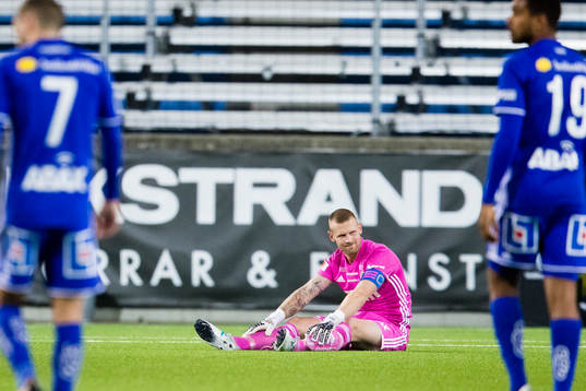Sundsvalls målvakt Tommy Naurin sitter skadad på gräset