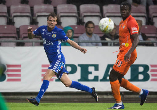 Sundsvalls Eric Larsson med ett inlägg förbi AFC