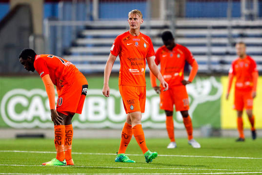 AFC Eskilstunas Chidi Omeje och Ludvig Öhman deppar
