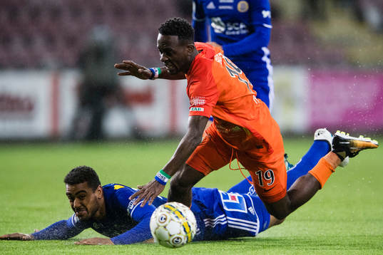 Sundsvalls Noah Sonko Sundberg i kamp om bollen med AFC