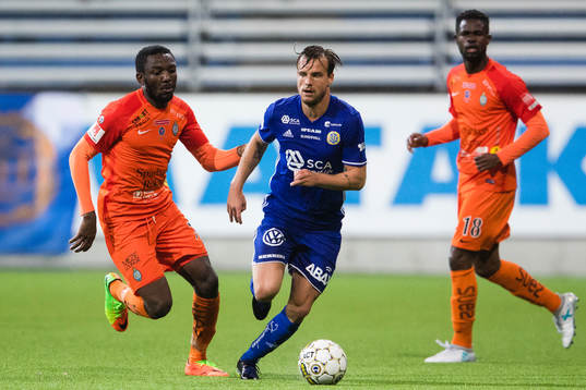 AFC Eskilstunas Chidi Omeje jagar Sundsvalls Eric Larsson