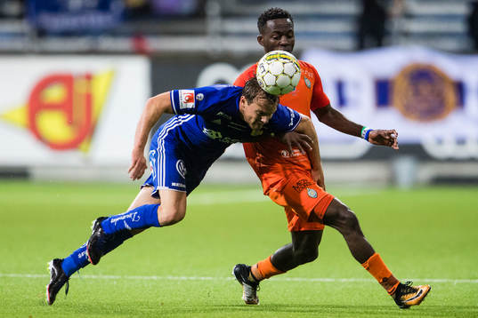 Sundsvalls Eric Larsson i kamp om bollen med AFC