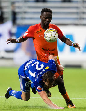 Sundsvalls Eric Larsson i kamp om bollen med AFC