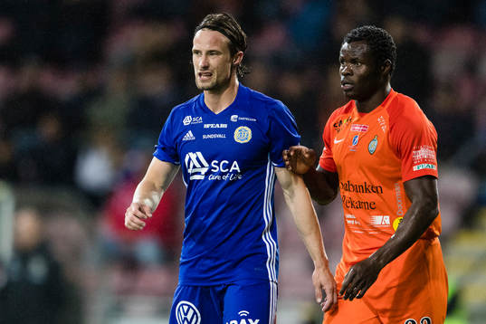 Sundsvalls Linus Hallenius och AFC Eskilstunas Taye Taiwo