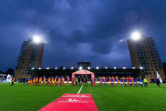 Sundsvalls och AFC Eskilstunas spelare ställer upp