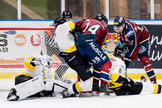 Halmstads Jesper Johansson och Björn Hjärpe försöker