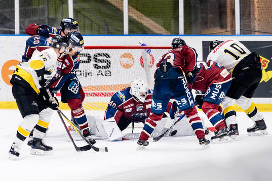 Halmstads målvakt Adam Ahrnberg försöker blockera pucken