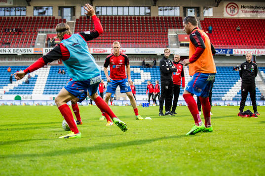 Helsingborgs Peter Larsson värmer upp