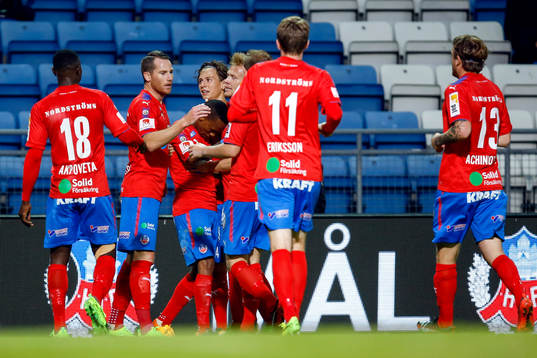 Helsingborgs Bradley Surprise Ralani jublar med lagkamrater