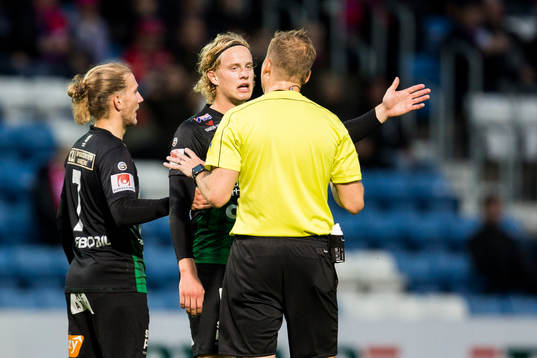 Varbergs Gustav Berggren i diskussion med domare Johan