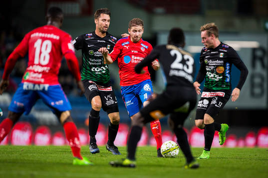 Helsingborgs Darijan Bojanic försöker ta sig igenom
