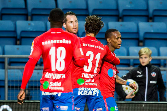 Helsingborgs Bradley Surprise Ralani jublar med lagkamrater