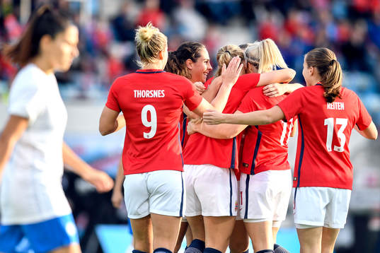 Lisa-Marie Utland of Norway celebrates with his teammates
