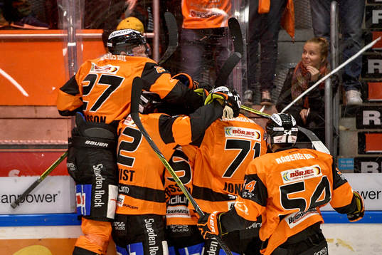 Karlskronas Carl Persson jublar med lagkamrater