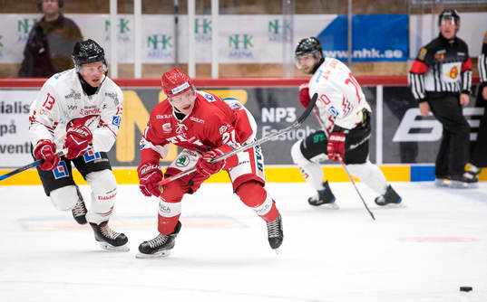 Timrås Johan Johnsson jagas av Vita Hästens Villiam Haag