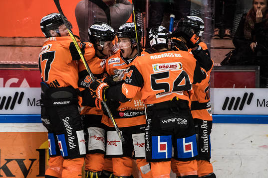 Karlskronas Carl Persson jublar med lagkamrater