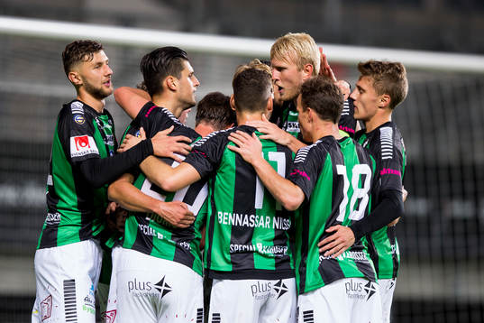 GAIS Dusan Djuric jublar och omfamnas av lagkamrater