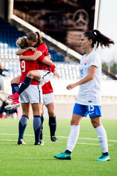 Elise Thorsnes celebrates with her teammate Guro Reiten