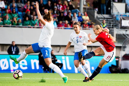 Lisa-Marie Utland shoots to score 1-0