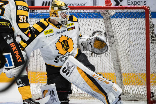 Karlskronas Carl Persson har precis gjort 1-0 bakom