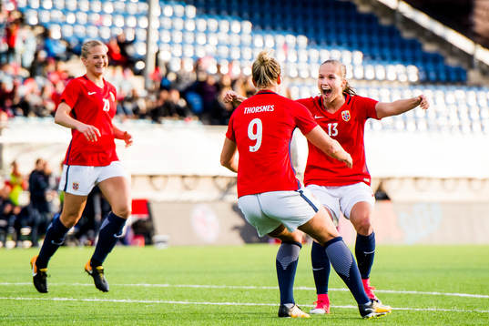 Elise Thorsnes celebrates with her teammate Guro Reiten and
