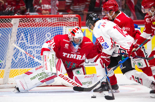 Timrås målvakt Henrik Haukeland räddar skott från Vita