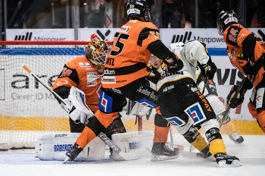 Skellefteås Andreas Wingerli   oroar framför Karlskronas