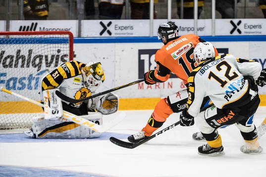 Karlskronas Emil Larsson oroar framför Skellefteås