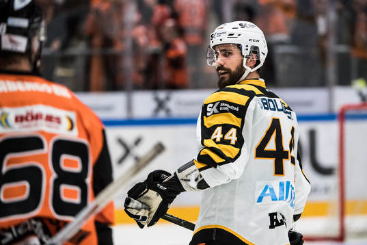 Skellefteås Morgan Ellis reagerar mot Karlskronas Daniel