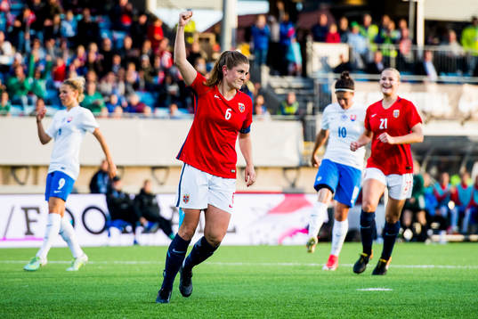 Maren Mjelde of Norway celebrates with her teammates