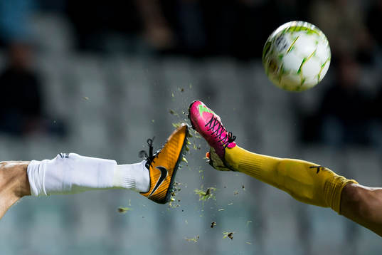 En GAIS spelare och en Frejs spelare i kamp om bollen